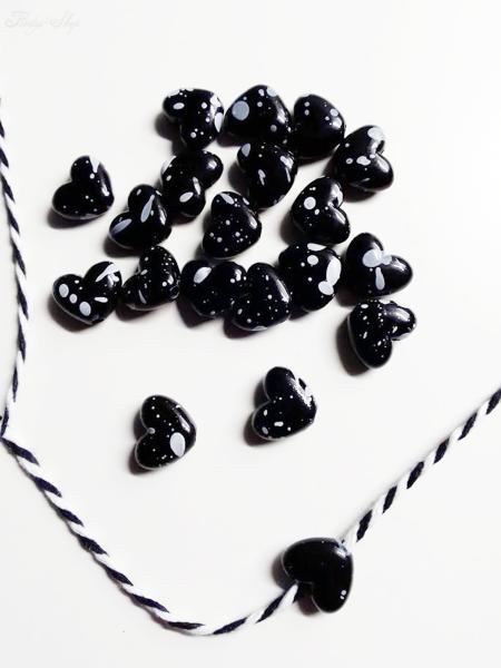 10 schwarze Herz Perlen mit Farbklecksen